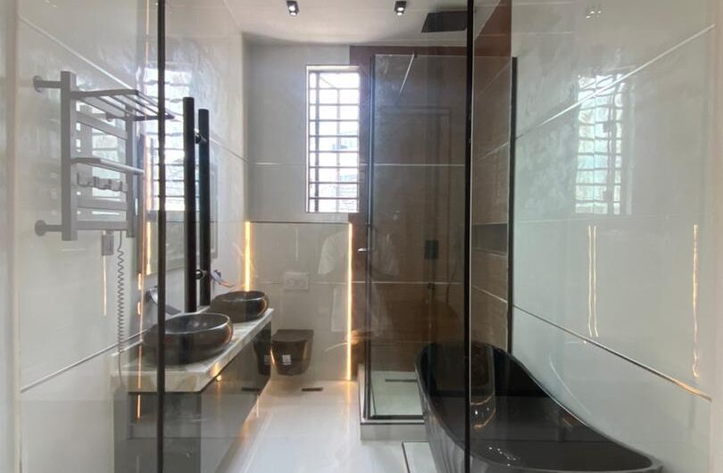 5 Bedroom Detached Duplex with BQ & Swimming Pool in Ikota – ₦430M