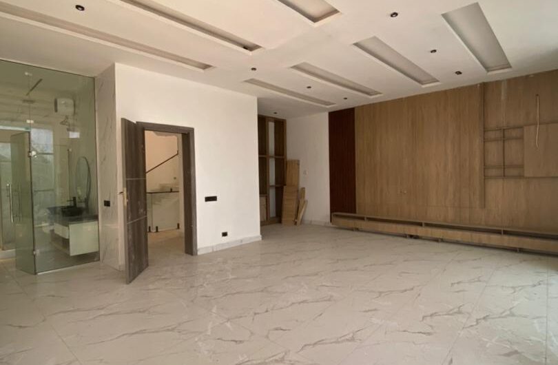 🏡 Luxury 5 Bedroom Detached Duplex with BQ & Private Pool in Ikota – Premium Living at Its Finest.