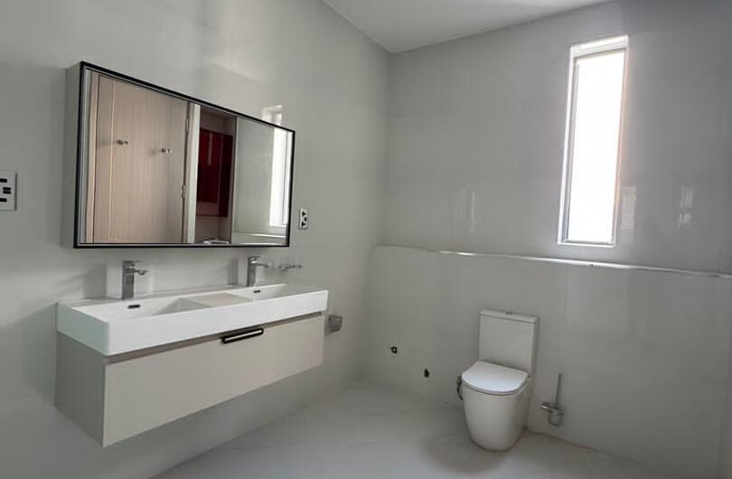 Contemporary 5-Bedroom Detached Duplex with Private Pool | Lekki Phase 1