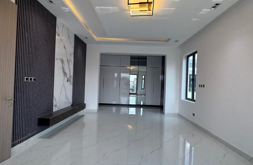 Contemporary 5-Bedroom Detached Duplex with Private Pool | Lekki Phase 1