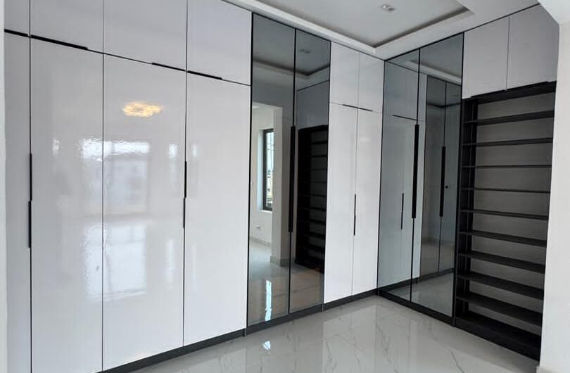 Contemporary 5-Bedroom Detached Duplex with Private Pool | Lekki Phase 1