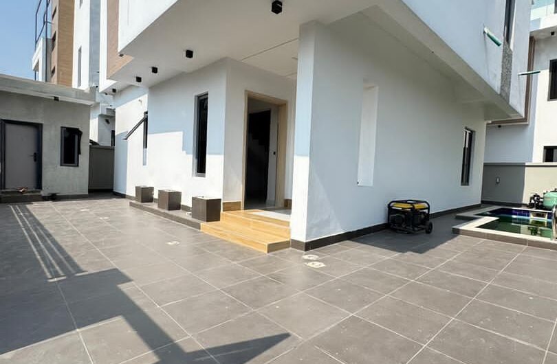 Contemporary 5-Bedroom Detached Duplex with Private Pool | Lekki Phase 1